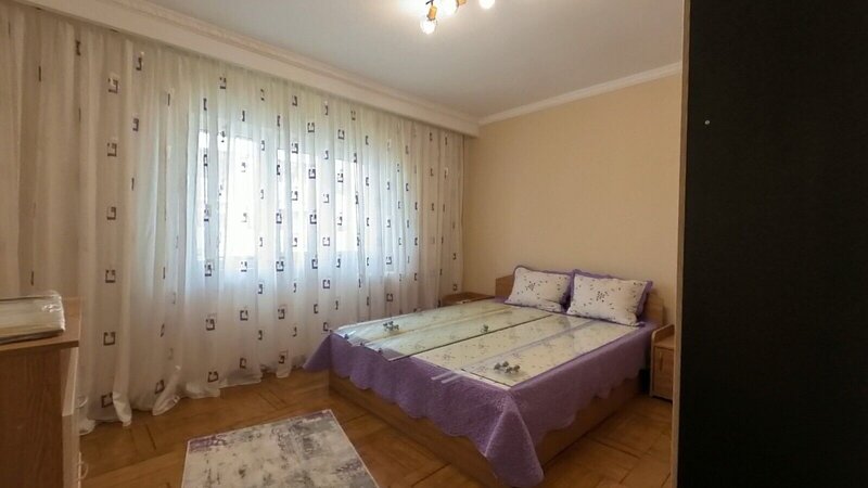 Decebal, stradal, aproape de metroul Muncii,