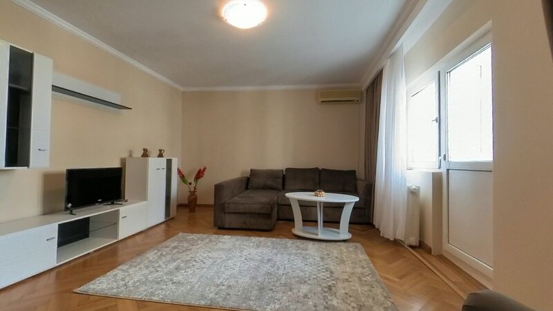 Decebal, stradal, aproape de metroul Muncii,